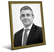 Homem branco de terno, foto em p/b