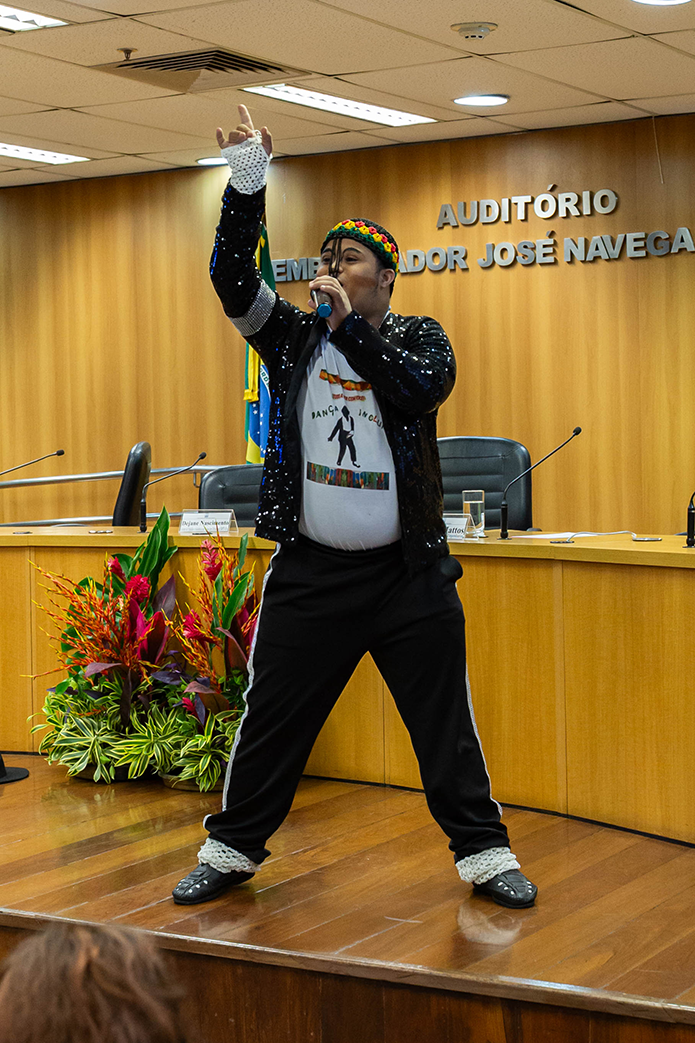 O artista José Jackson Down fez uma apresentação musical depois dos debates
