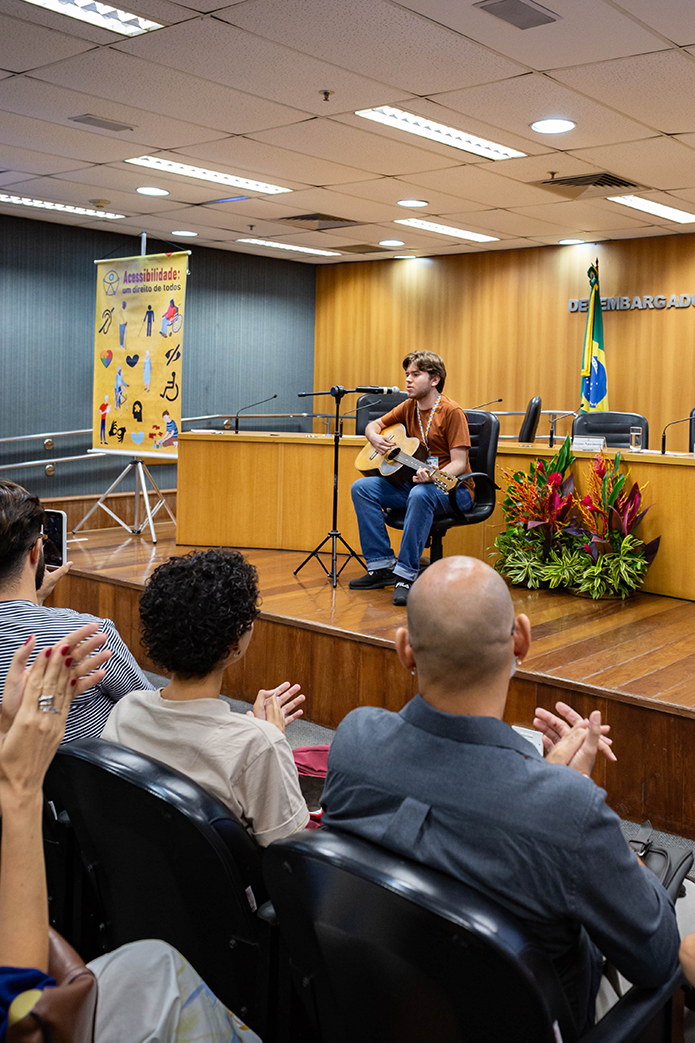 Thor Kopperud cantou e tocou violão no encerramento do evento