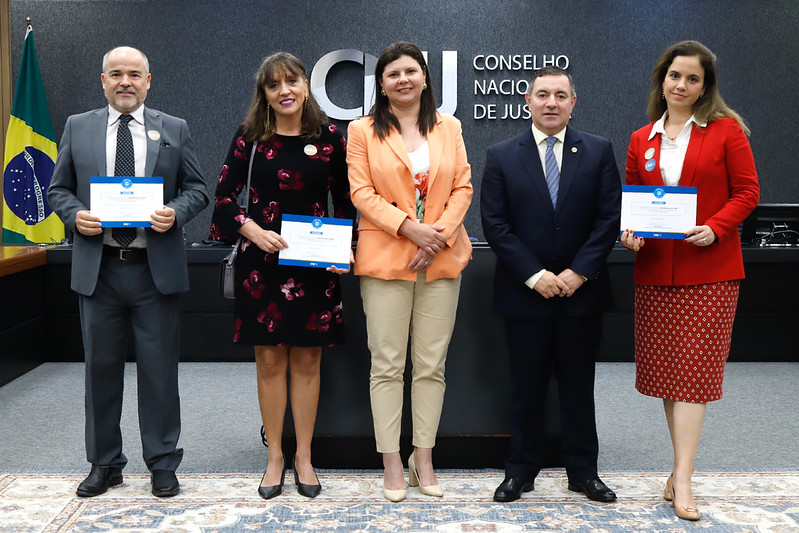 Representantes dos Tribunais Regionais Federais recebem certificação Linguagem Simples