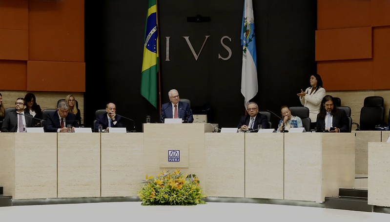 A partir da esquerda: o Procurador Regional dos Direitos do Cidadão do MPF Júlio José Araujo Júnior; o Corregedor-Geral do TJRJ, Desembargador Claudio Brandão de Oliveira; o Governador em exercício e Presidente do TJRJ, Desembargador Ricardo Couto de Castro; o Presidente do CNJ e do STF, Ministro Luiz Edson Fachin; o Presidente do TRF2, Desembargador Federal Luiz Paulo da Silva Araújo Filho; a 2ª Vice-Presidente do TJRJ, Desembargadora Maria Angélica G. Guerra Guedes e o Defensor Regional de Direitos Humanos da DPU no RJ Thales Arcoverde Treiger