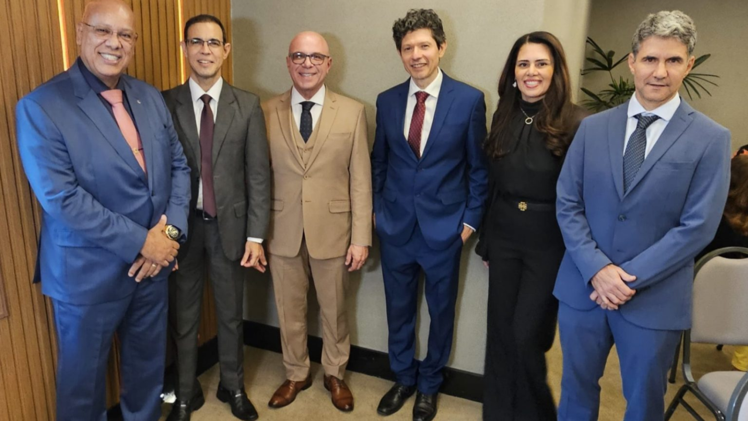 quatro juízes e uma juíza da JFES, com o desembargador federal Macário Júdice