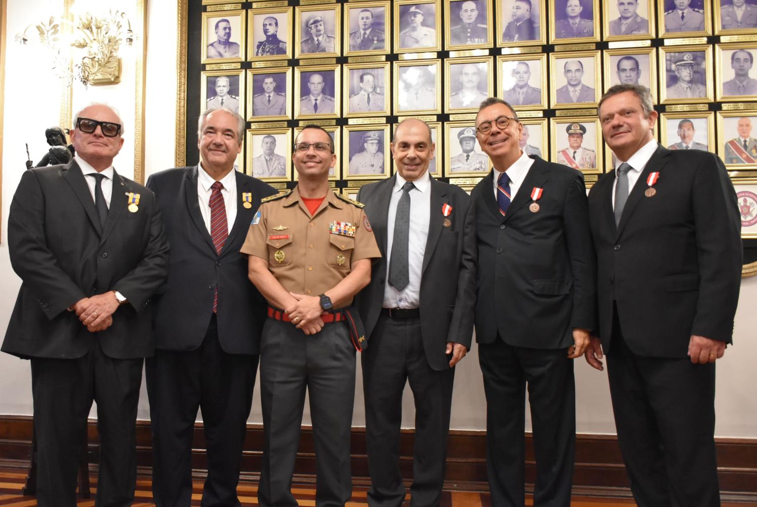 Magistrados recebem comenda do CBMERJ