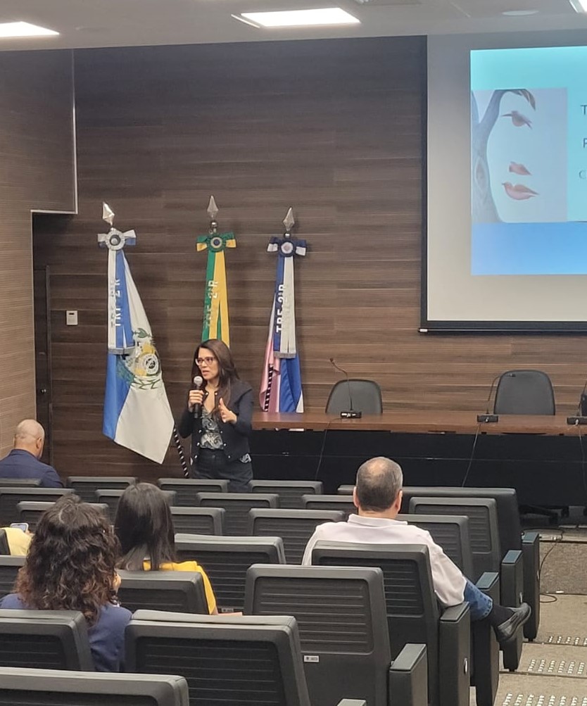 Cristiane Conde Chmatalik durante aula