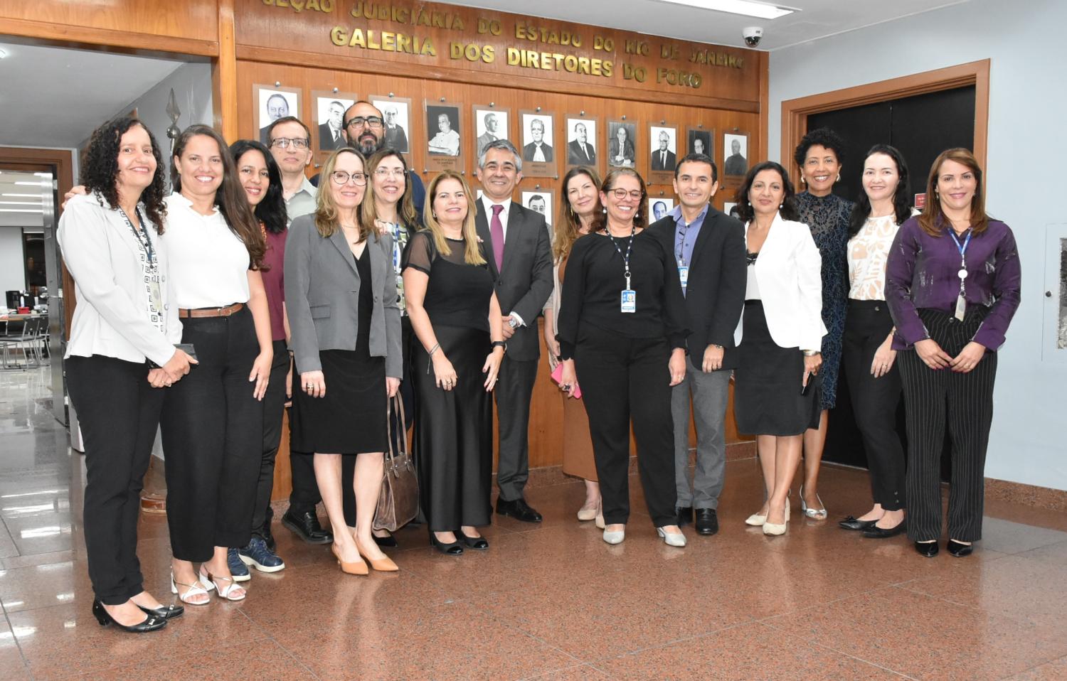Juiz Eduardo André e equipe da Direção do Foro