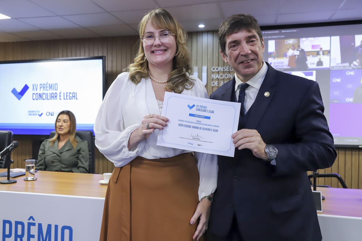 Juíza federal Karina de Oliveira e Silva Santiago, coordenadora do NPSC2, recebe menção honrosa