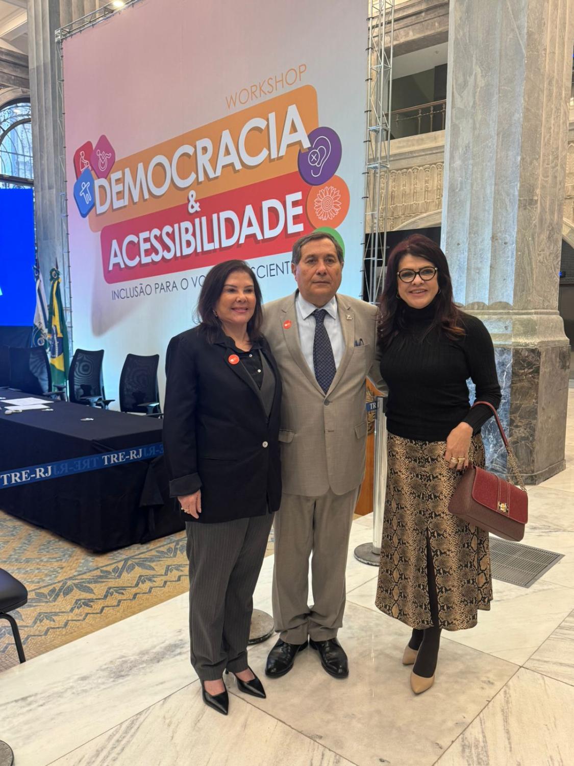 Claudia Valéria com o presidente do TRE-RJ, desembargador Peterson Barroso Simão, e a vice-presidente do TRE-PA, desembargadora Filomena Buarque