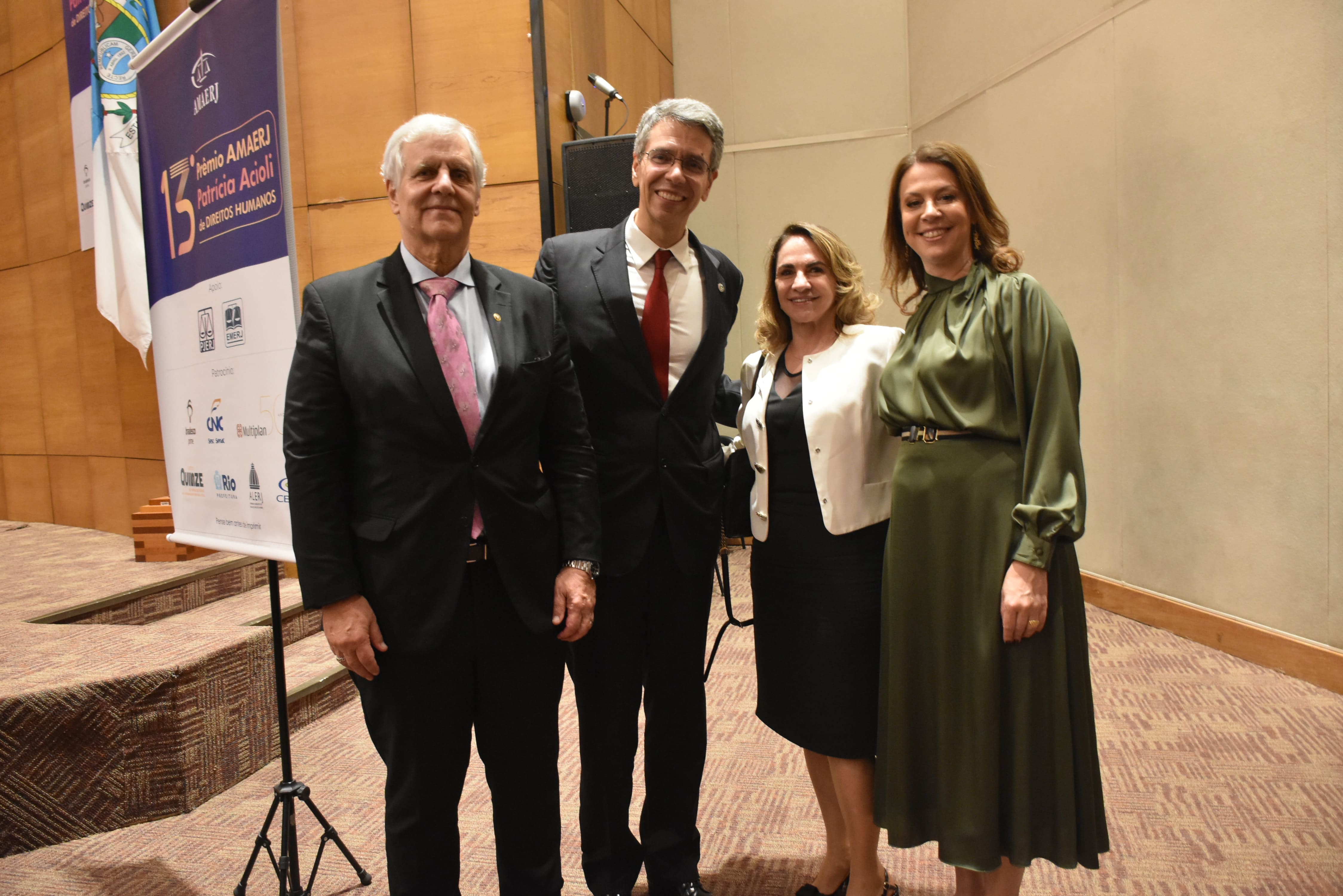 Presidente do TRF2 e participantes da Mesa de trabalho do Prêmio