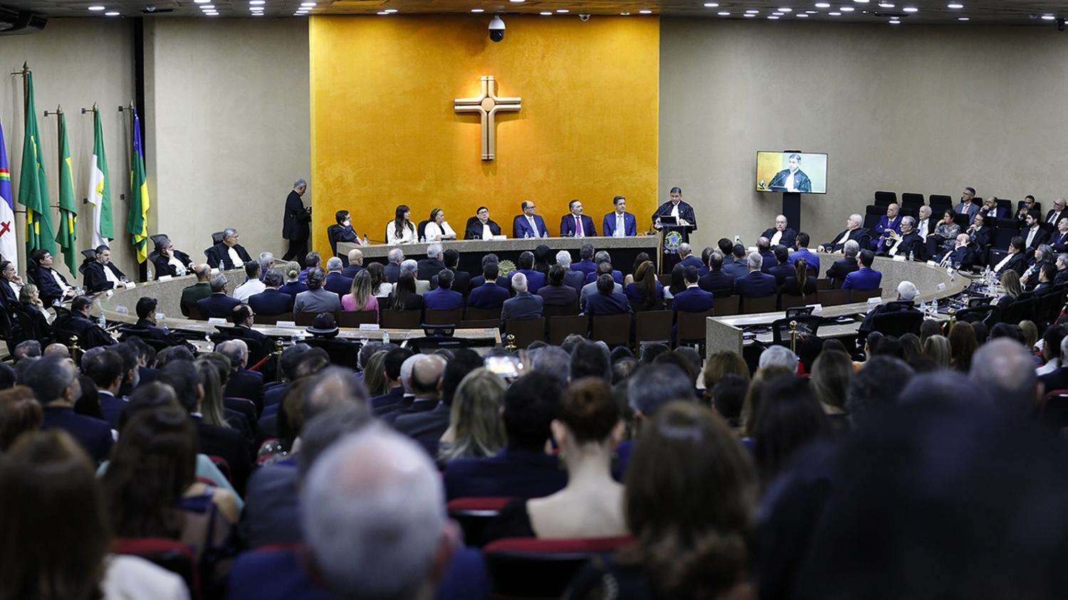 O desembargador federal Walter Nunes da Silva Júnior foi empossado no cargo em cerimônia realizada no Plenário do TRF5