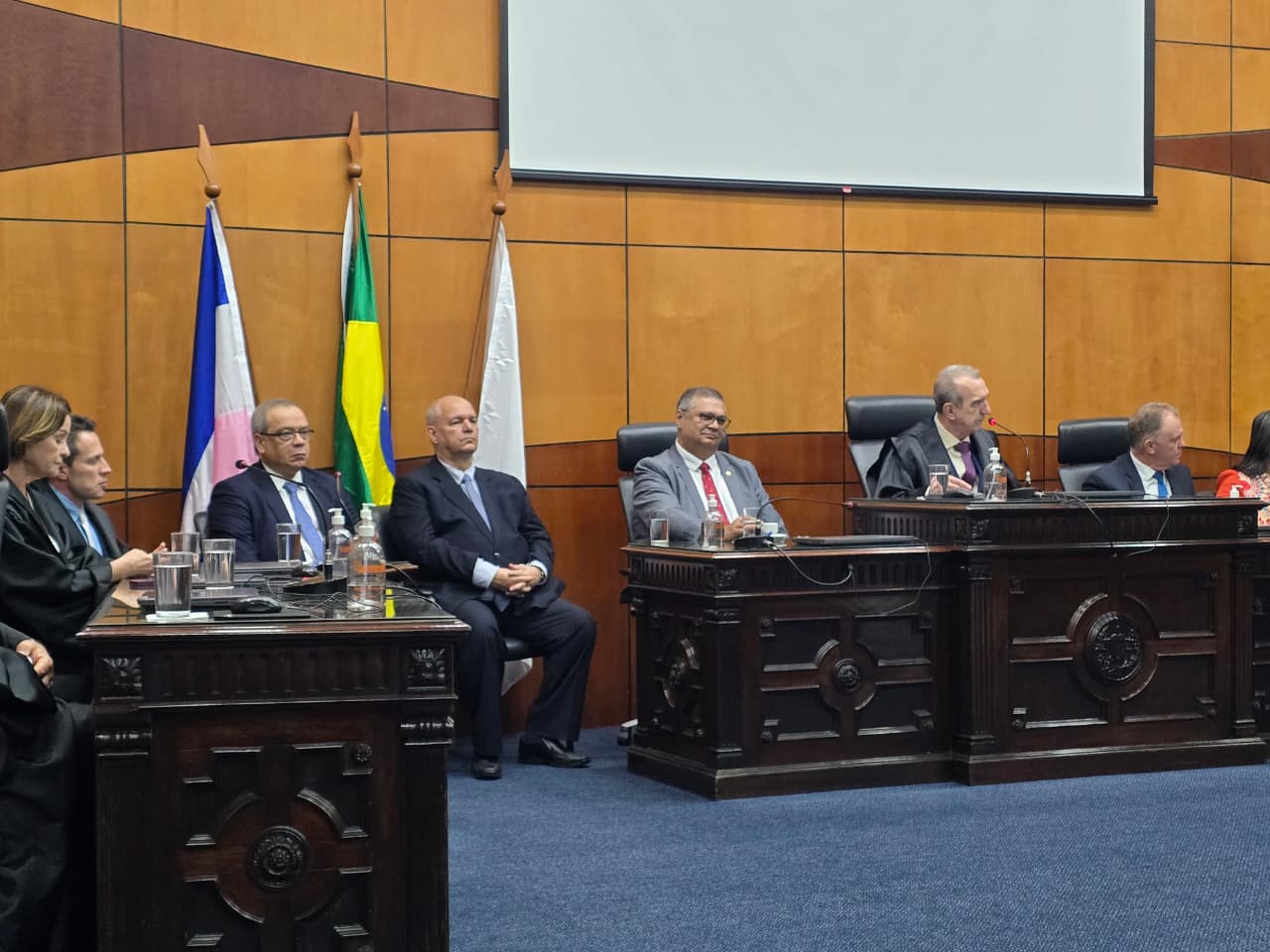 O presidente do TRF2, desembargador federal Luiz Paulo da Silva Araújo Filho (terceiro a partir da esquerda), compôs a mesa de honra da solenidade de posse do juiz federal Américo Bedê Freire Júnior como titular do TRE-ES