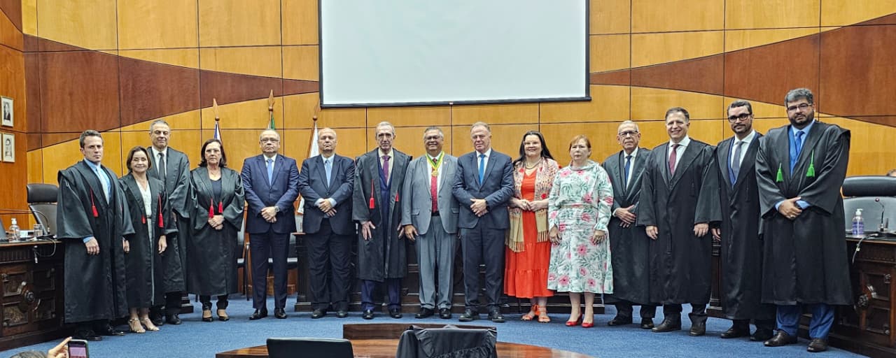 Participantes da cerimônia de posse do juiz federal Américo Bedê no TRE-ES