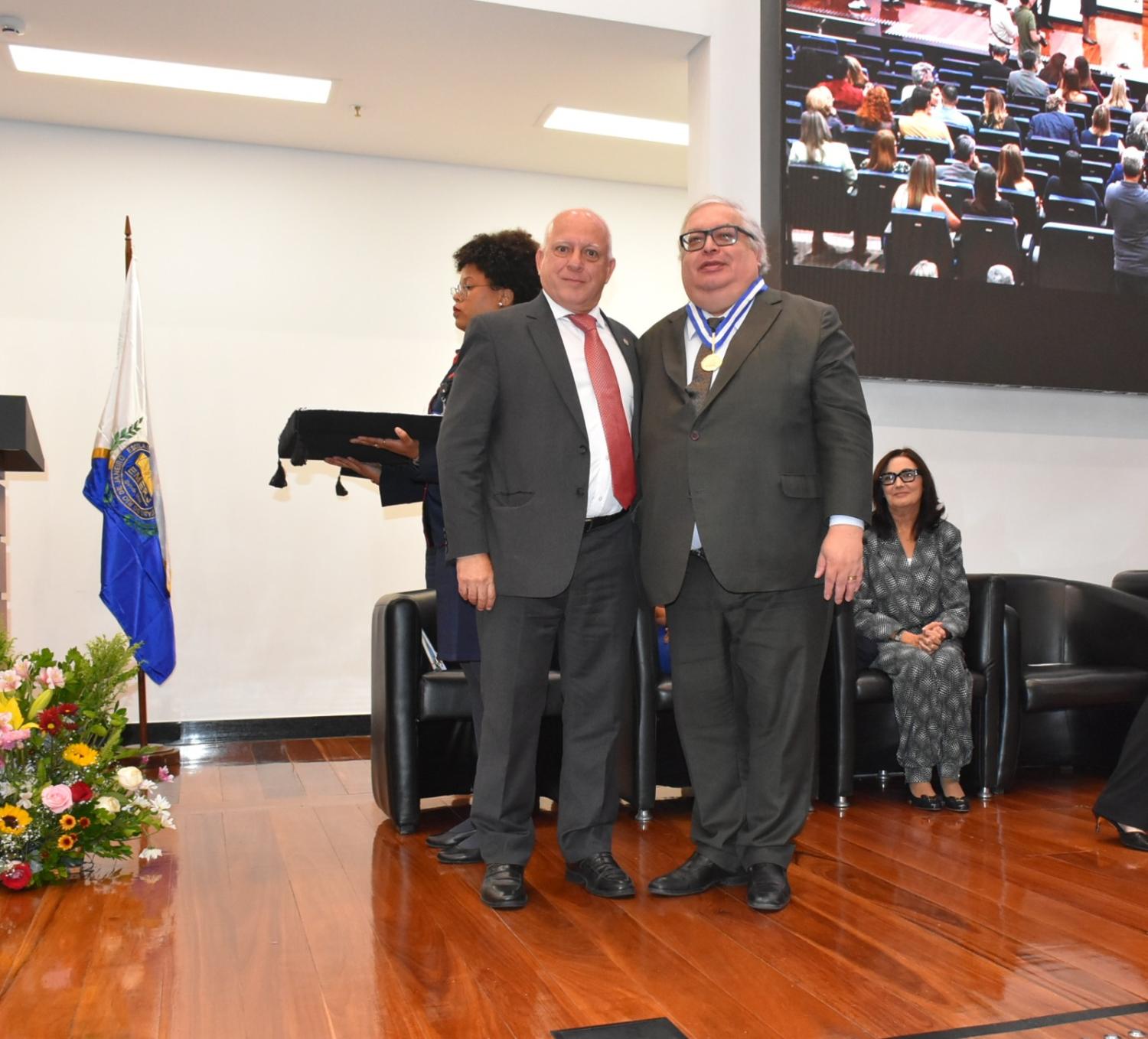 Desembargador Firly também recebe a medalha