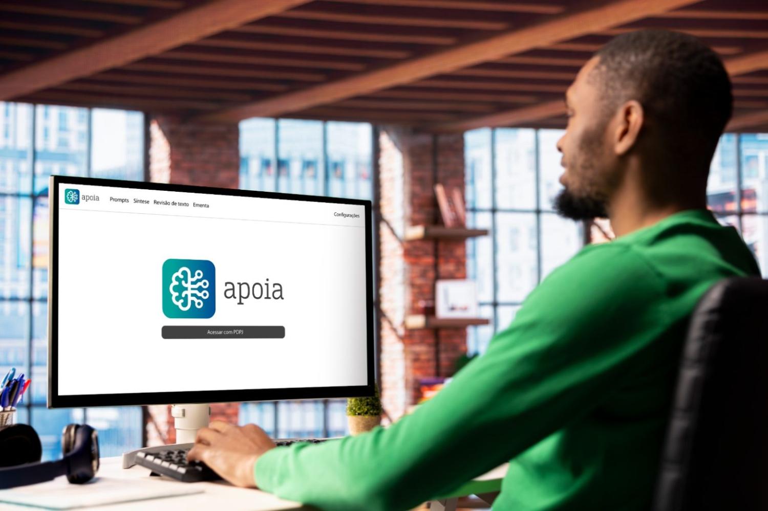 Imagem de homem acessando o ApoIA pelo computador