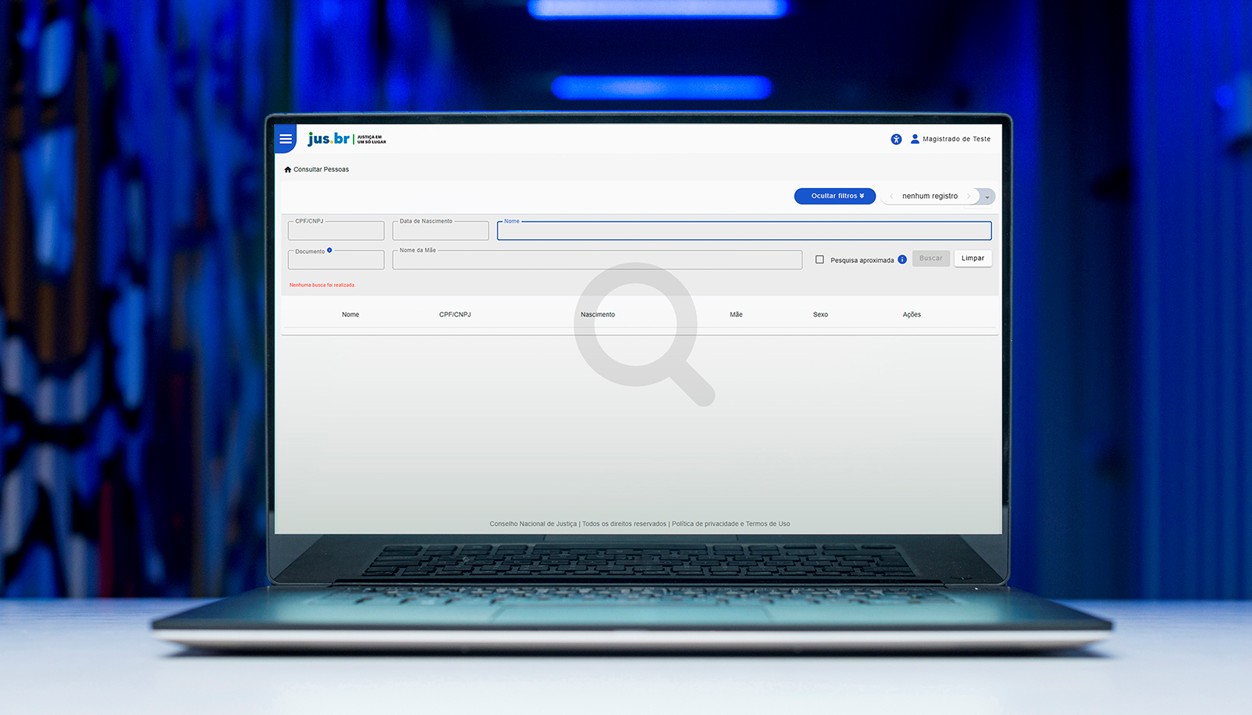 Imagem de um computador conectado na Consulta Nacional de Pessoas