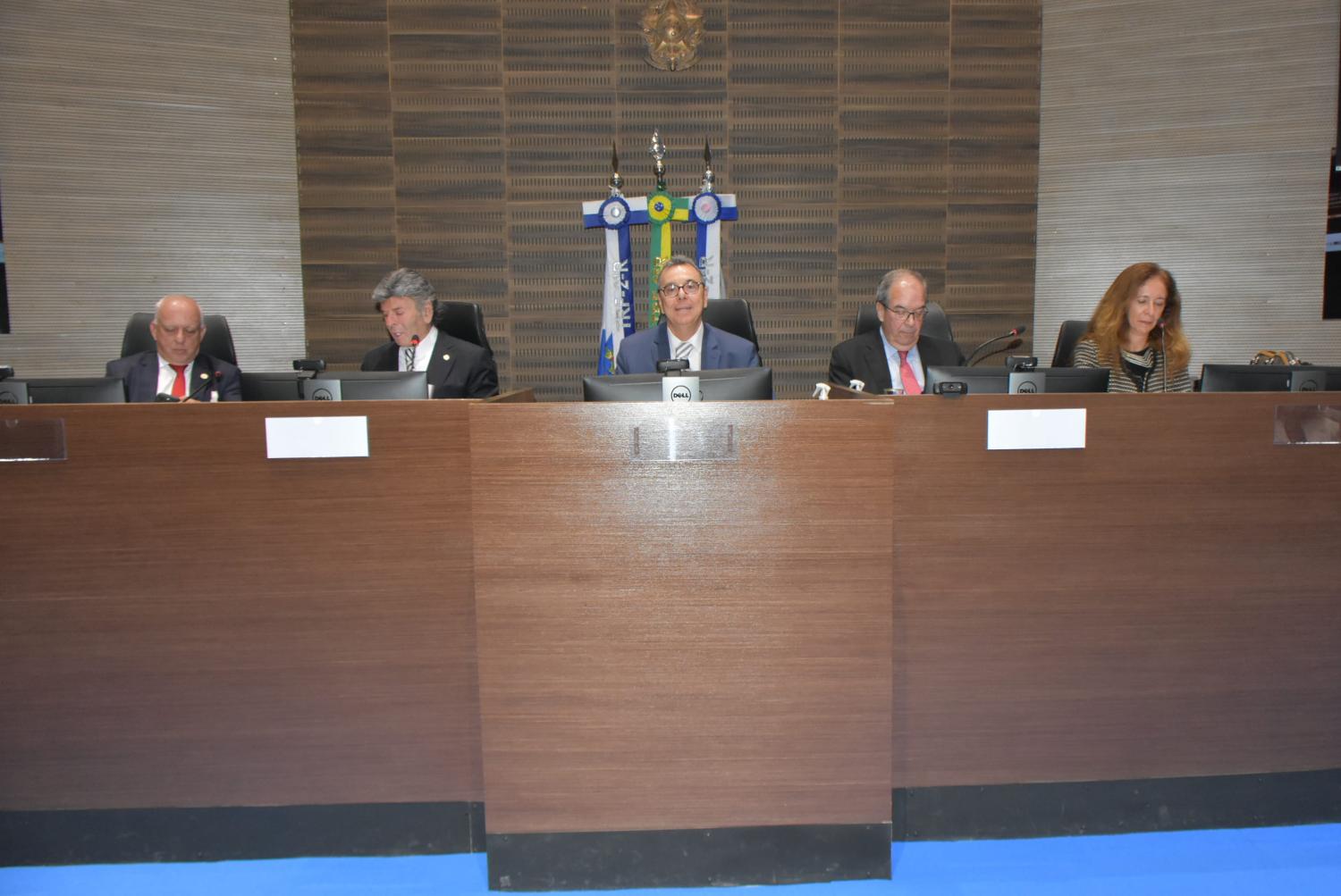 Mesa de encerramento
