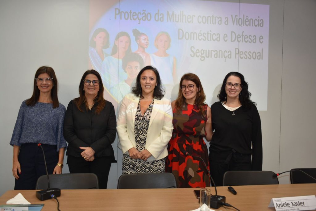 Magistradas e servidoras participam da mesa no último dia do evento