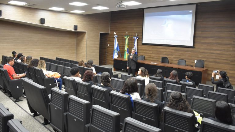 Alunos(as) do Centro Educacional da Lagoa assistem à palestra no auditório do TRF2