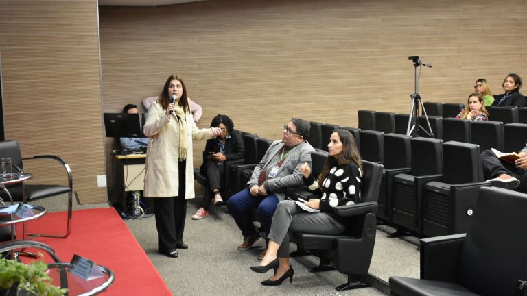 Ana Carolina Vieira de Carvalho, Zilda Januzzi (em pé) e Gil Kempers durante a Roda de Conversa sobre “Desastres Naturais e Prevenção de Riscos”