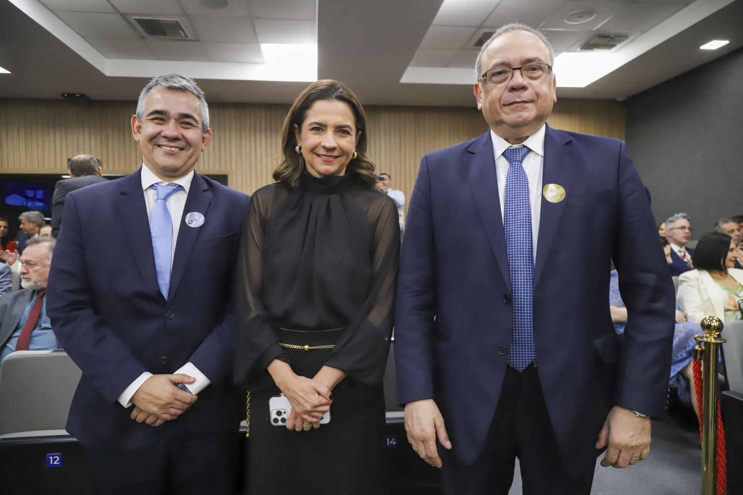 Presidente do TRF2 (a direita) prestigiou a solenidade