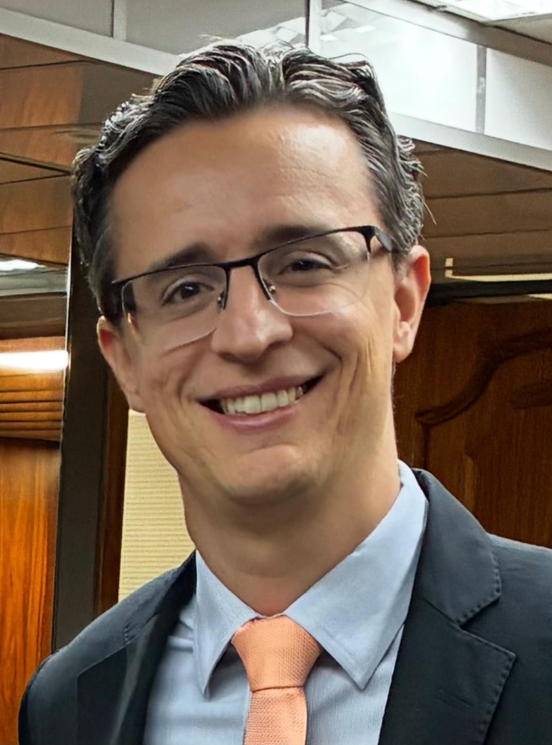 Homem branco de cabelos grisalhos usa óculos