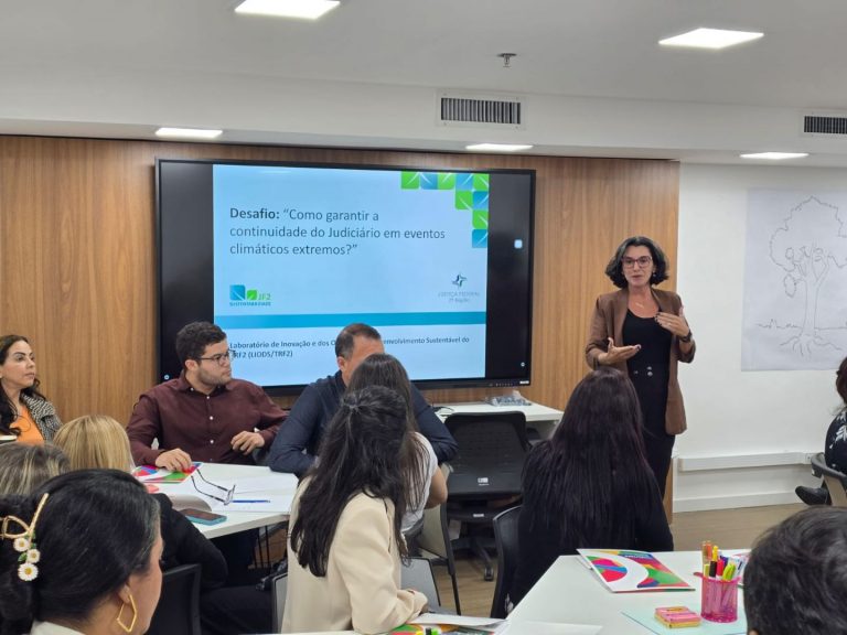 Viviane Monteiro (em pé) explana sobre gerenciamento de crise nas instituições