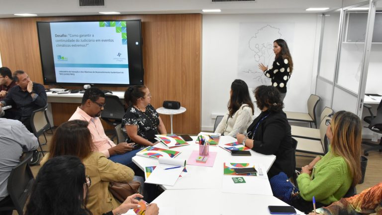 Ana Carolina Vieira de Carvalho realiza dinâmica com os participantes em relação ao desafio apresentado na oficina