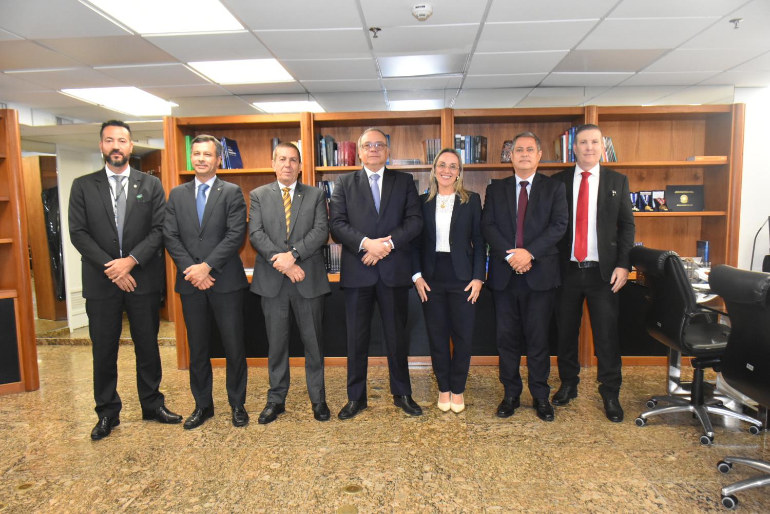 A partir da esquerda: Jefferson Moreira, Diretor do Departamento de Polícia Judicial do Gabinete de Segurança Institucional do TRF2 (GSI), Glaudiston Galeano, Delmir Gouvêa, Luiz Paulo da Silva Araújo Filho, Márcia Xavier, Fernando Albuquerque, Diretor do Departamento de Estratégia de Segurança Institucional (GSI) e Fábio Mota, Diretor do Departamento de Inteligência (GSI)