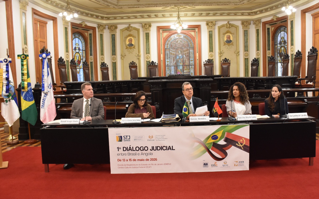 A partir da esquerda: Juiz Federal Ronald Krüger Rodor, Desembargadora Patrícia Ribeiro Serra Vieira, Desembargador Federal Aluisio Gonçalves de Castro Mendes, Juíza auxiliar da Presidência do STJ Mara Lina Silva do Carmo e Juíza Federal Ana Carolina Vieira de Carvalho