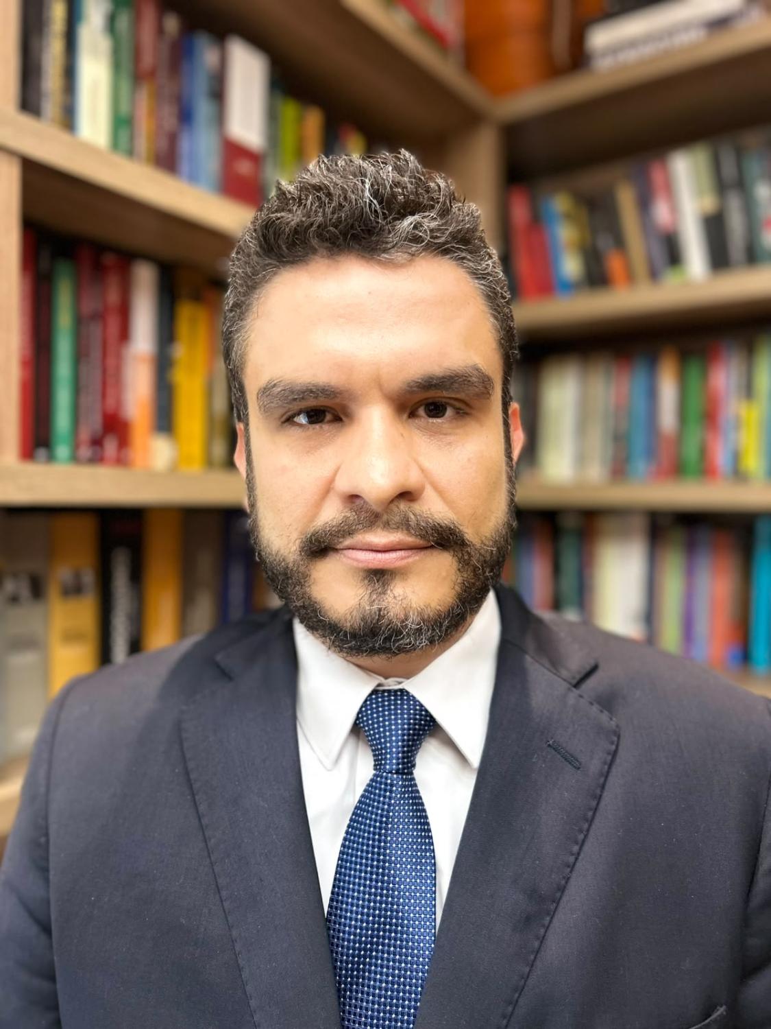 homem branco de barca e cabelos grisalhos