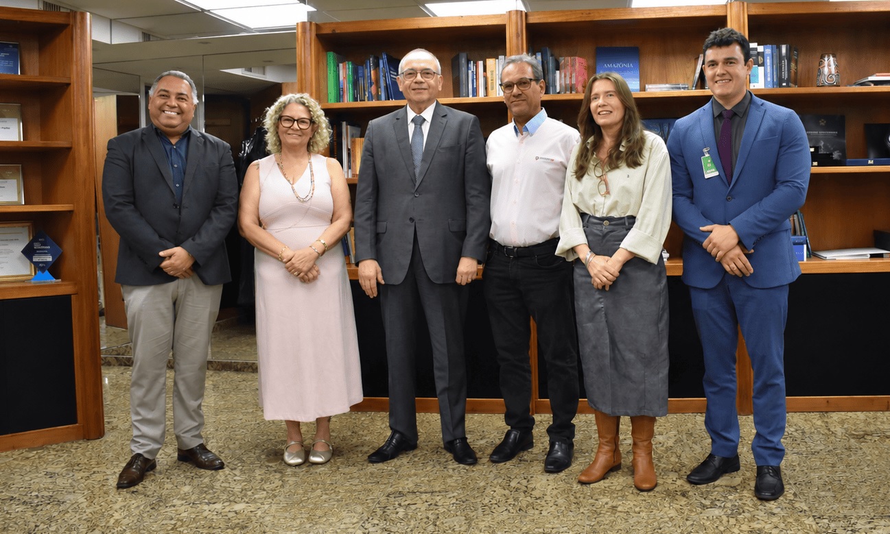 Presidente do TRF2 recebe representantes do Sisejufe