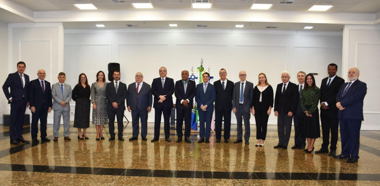 Ministro Benedito Gonçalves e magistrados do TRF2