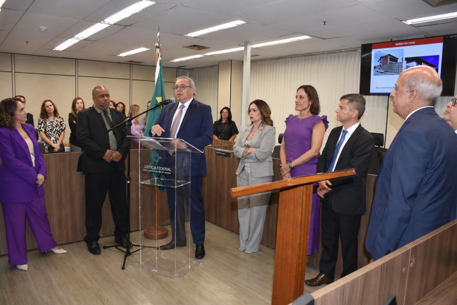 O Presidente do TRF2, Desembargador Federal Luiz Paulo da Silva Araújo Filho (no púlpito), conduziu a solenidade de inauguração da nova Sala de Sessões das Turmas Recursais da SJRJ