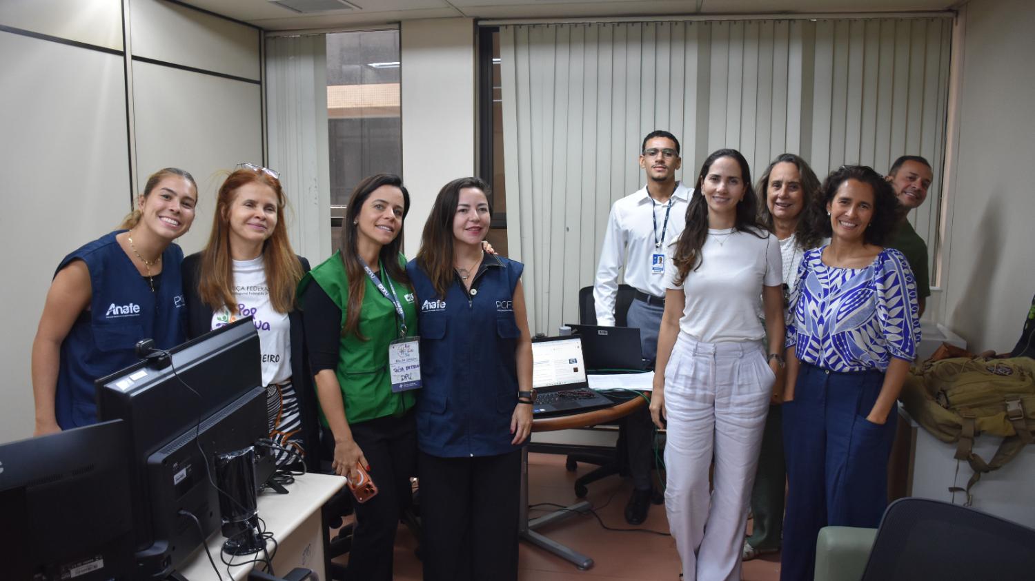 As atividades foram conduzidas pela Juíza Federal Ana Carolina Vieira de Carvalho (quinta a partir da esquerda), juntamente com a Juíza Federal colaboradora do Programa de Justiça Itinerante, Valéria Caldi Magalhães (sexta a partir da esquerda). As magistradas contaram com o auxílio de conciliadores formados pela Escola de Mediação da Justiça Federal da 2ª Região, além de servidores e estagiários