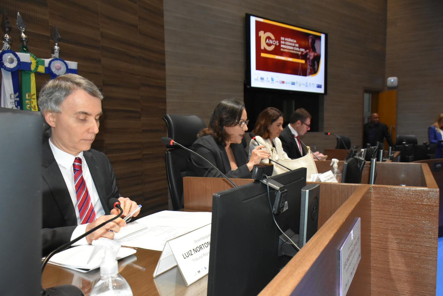 Desembargador Federal Luiz Norton Baptista de Mattos, Desembargadora Federal Andréa Cunha Esmeraldo, Juíza Federal Daniela Pereira Madeira e Doutor Luis Felipe Salomão Filho