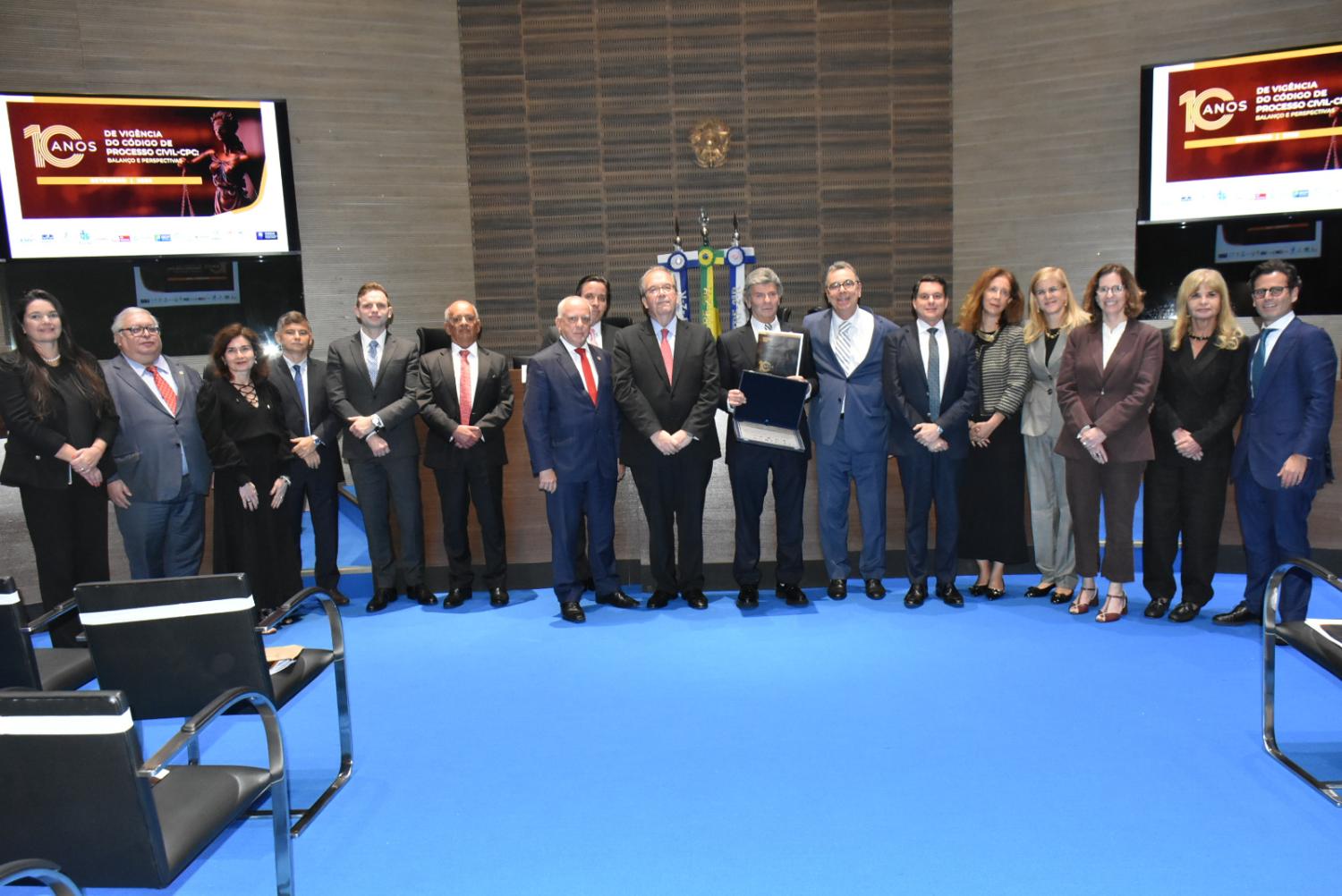 Conferência Magna reuniu o Ministro do STF Luiz Fux (décimo da esquerda para a direita) e o Ministro do STJ Ricardo Villas Bôas Cueva (nono da esquerda para a direita)