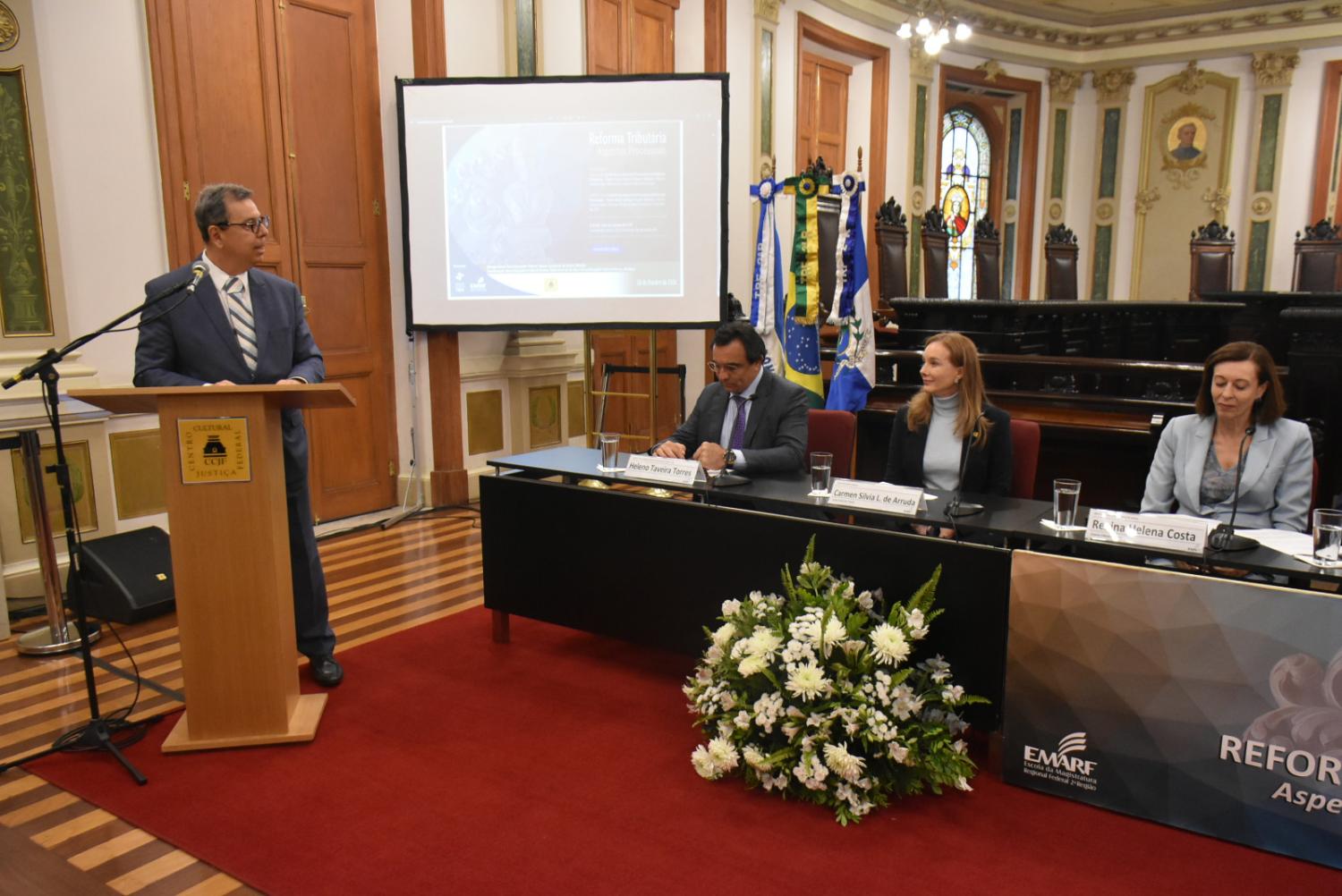 Diretor-Geral da Emarf, Desembargador Federal Aluisio Gonçalves de Castro Mendes