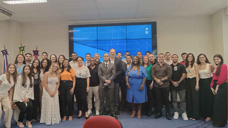 Cerca de 35 homens e mulheres posando para a foto