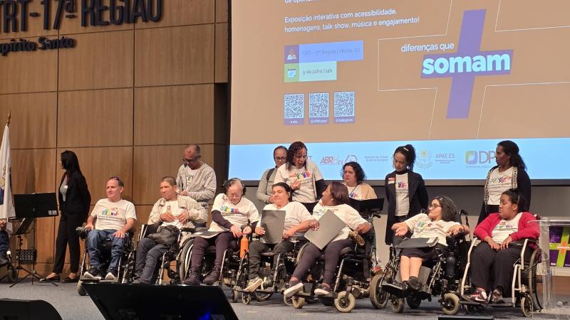 Coral de cadeirantes se apresenta em evento