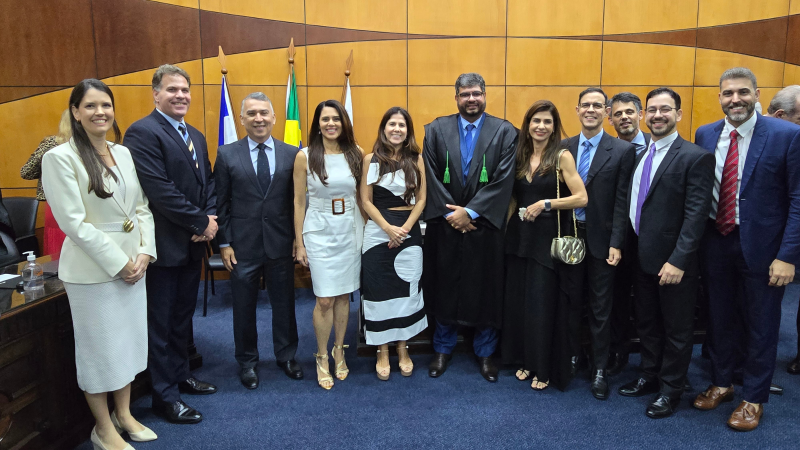 4 juízas e 8 juízes posam para a foto