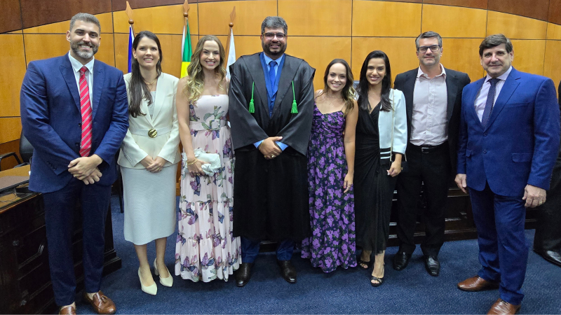 4 homens e 4 mulheres posam para a foto