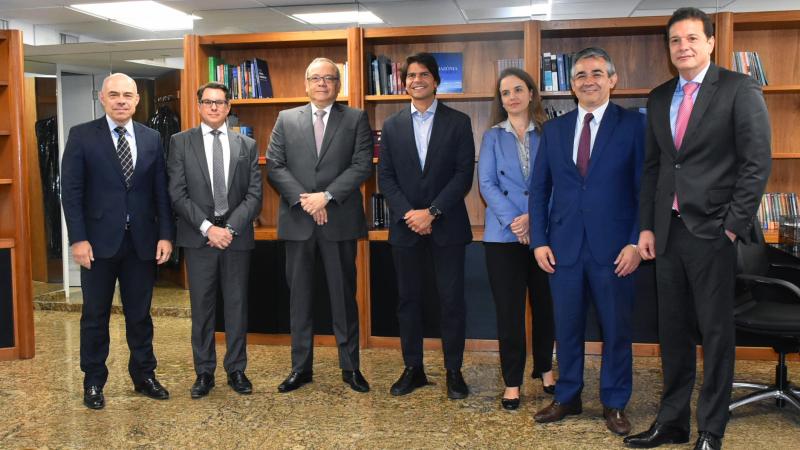 Magistrados e o deputado Paulo de pé, na sala do presidente do TRF2