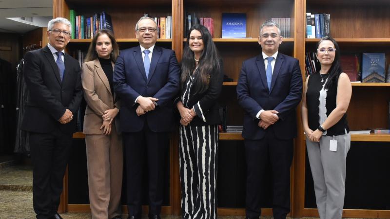 Magistrados e membros da OAB na sala do presidente