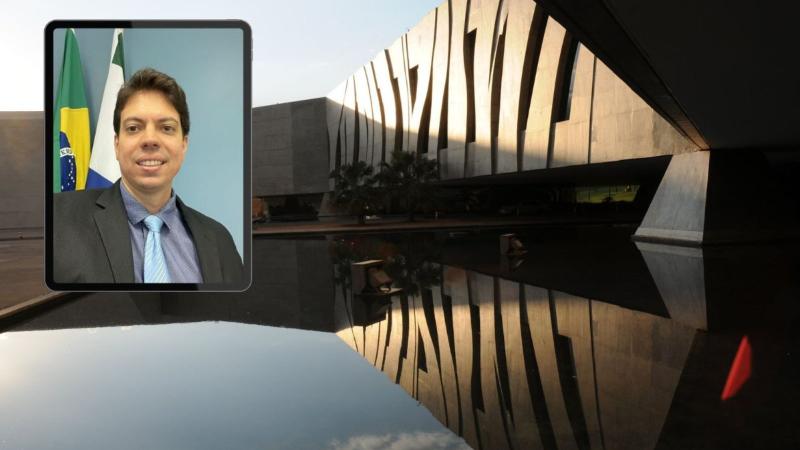 Fotomontagem com o retrato de um homem de terno escuro, camisa azul e gravata azul-clara, posando diante das bandeiras do Brasil e de outro estado. Ao fundo, o prédio moderno do STJ, com fachada de concreto e reflexo no espelho d’água ao entardecer.