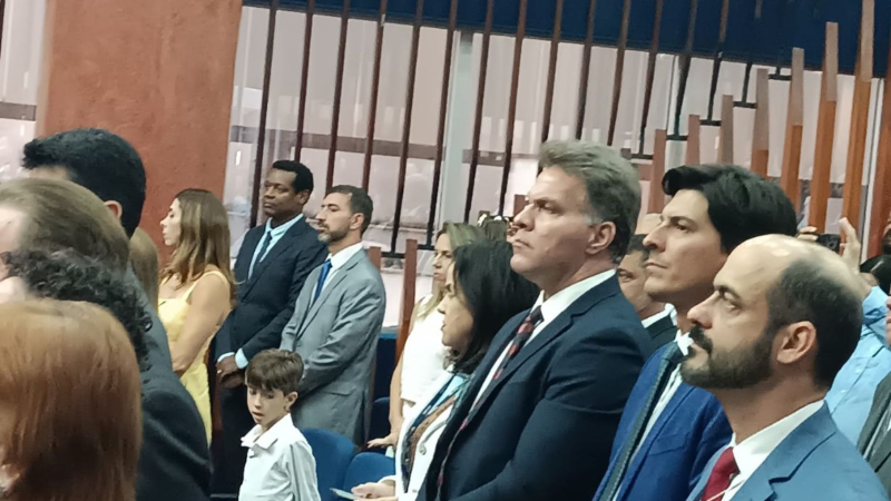 autoridades de pé, no auditório