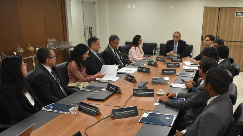 Mesa de reunião, com o presidente do TRF2 em destaque