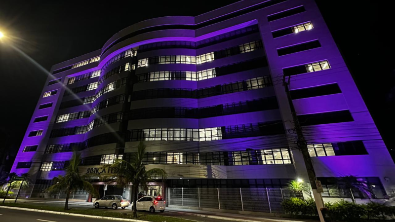 Fachada da sede da Justiça Federal, em Vitória, iluminada de roxo