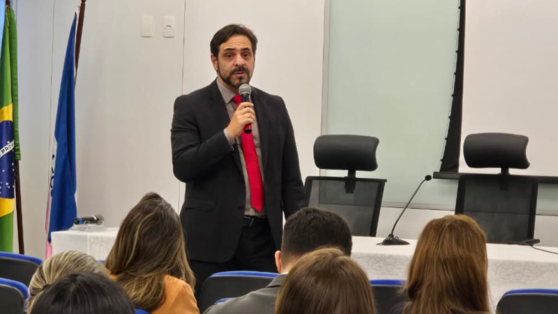 o juiz federal Rodrigo Reiff Botelho fala ao público com microfone em mãos
