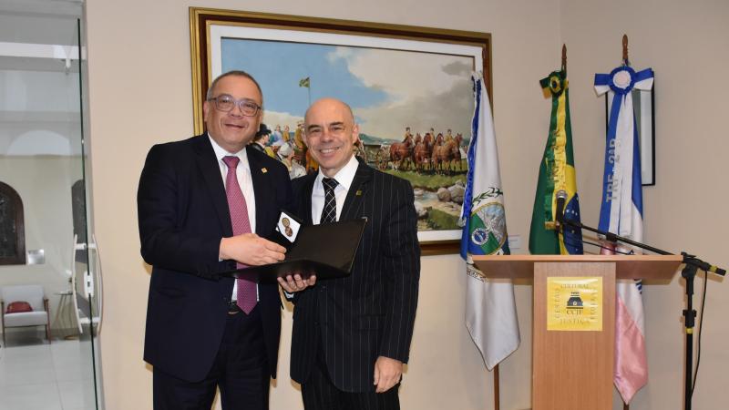 Presidente do TRF2 é homenageado