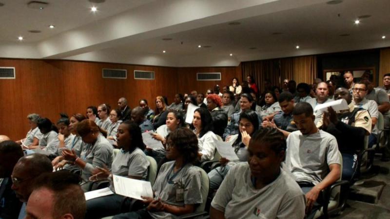 homens e mulheres sentados em auditório 