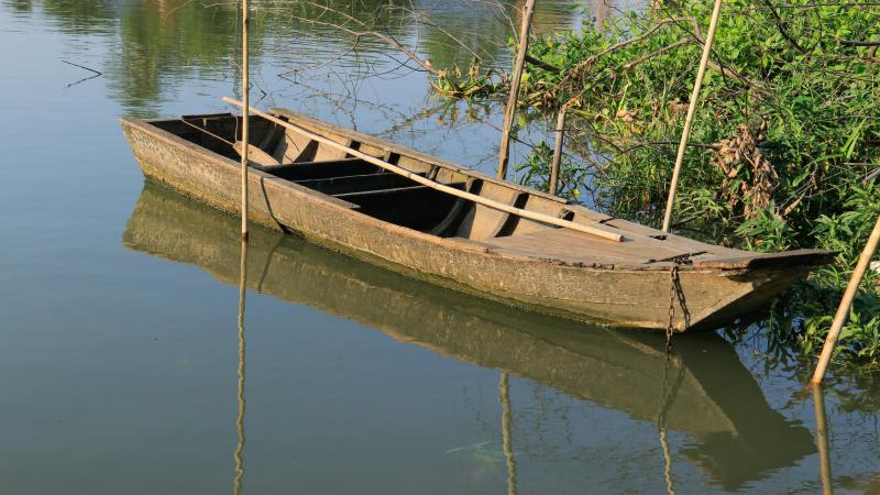 canoa parada em rio